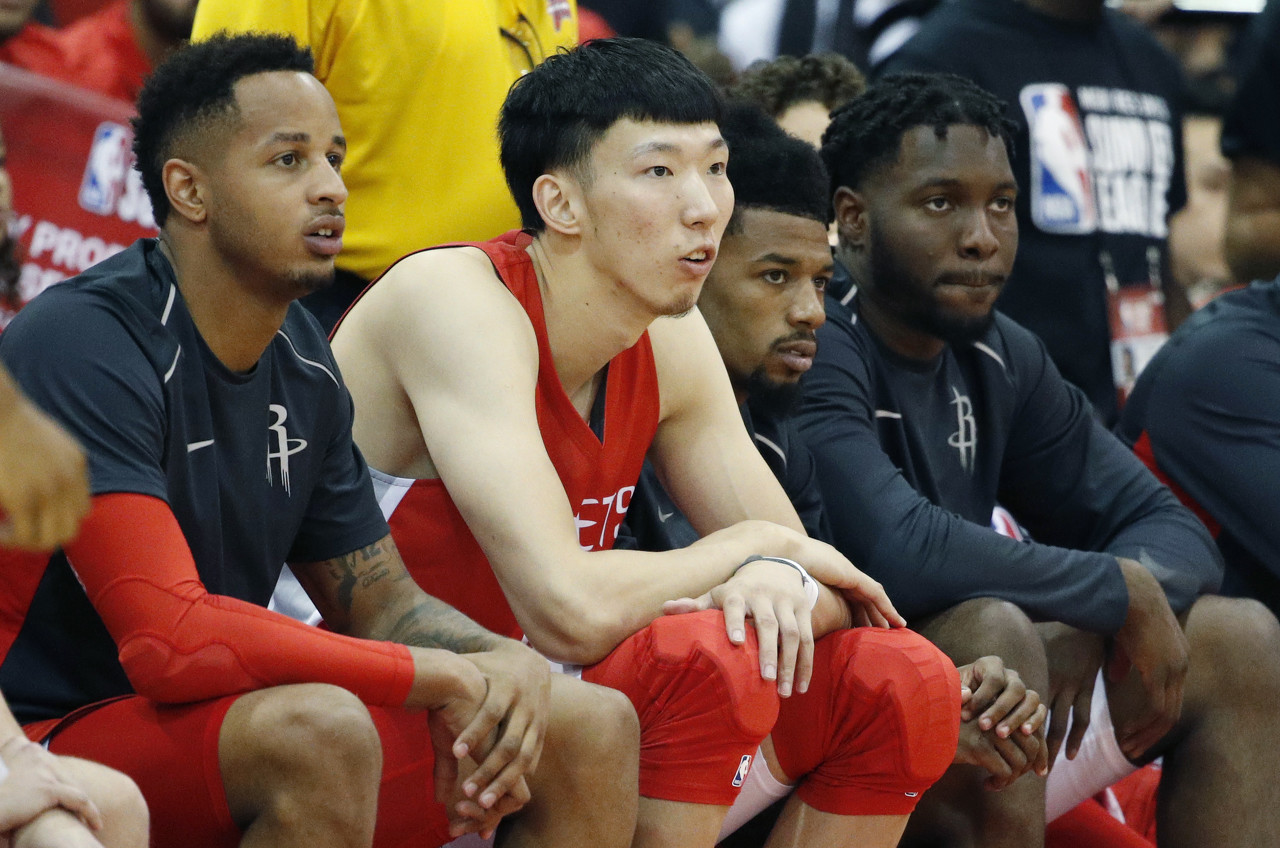 中国球员周琦接受膝盖手术后仍需长期恢复，或影响明年NBA复出计划