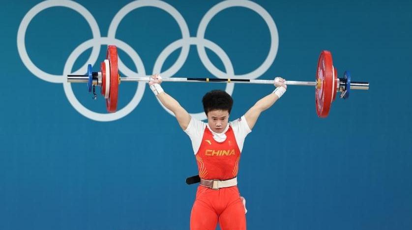 中国举重选手夺得女子举重银牌