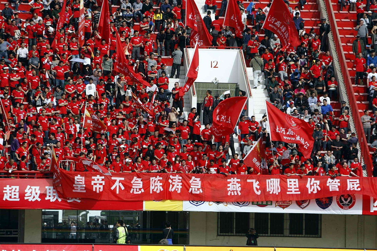 MK体育-狂热足球迷的胜利之歌中国足球联赛掀起新热潮